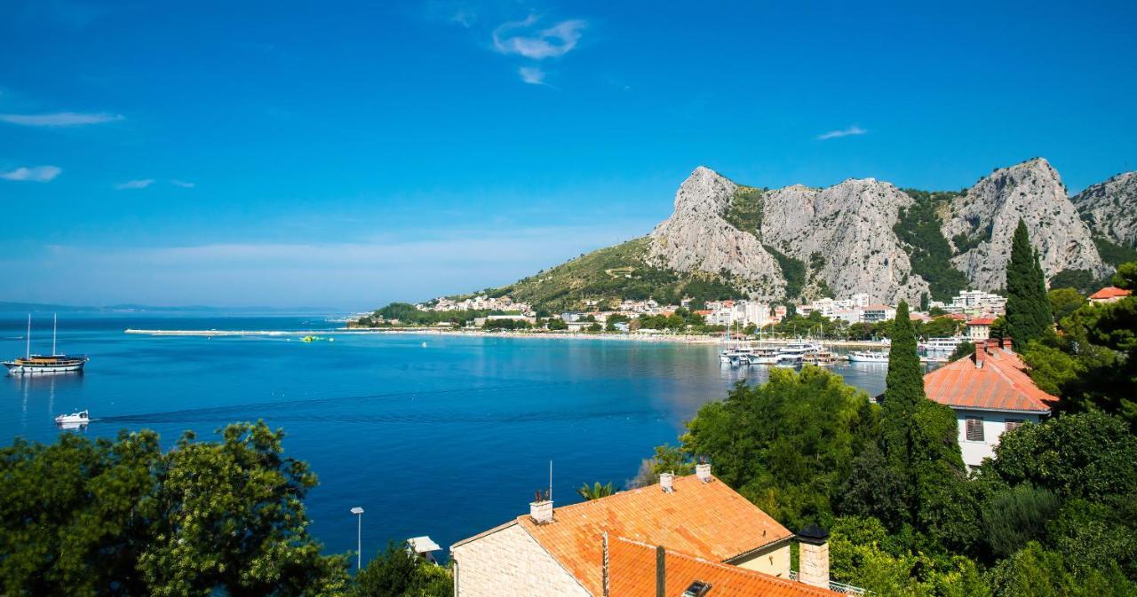 Cozy Apartments With Seafront Terraces Omis Bagian luar foto