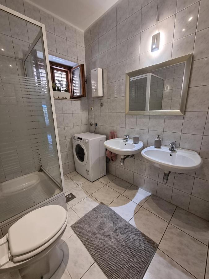Cozy Apartments With Seafront Terraces Omis Bagian luar foto