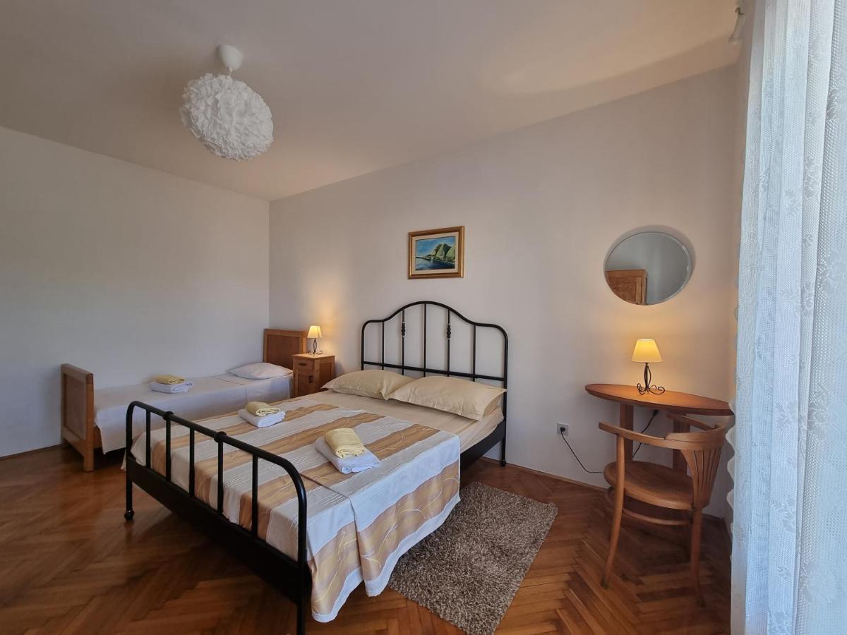 Cozy Apartments With Seafront Terraces Omis Bagian luar foto