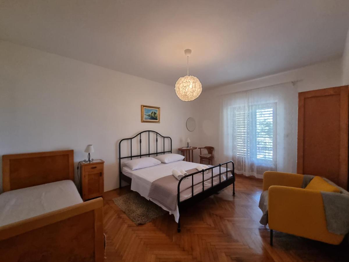 Cozy Apartments With Seafront Terraces Omis Bagian luar foto